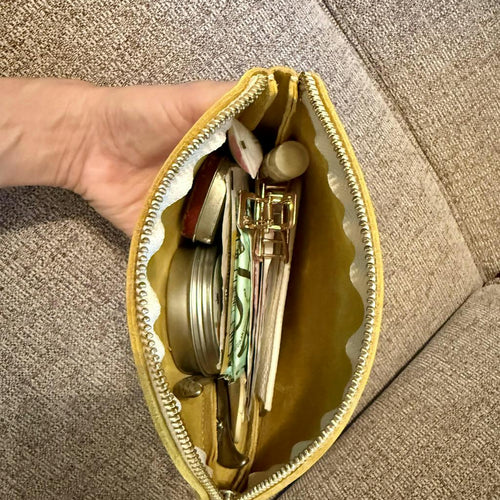 Large Seashell is slim enough to fit in your bag but big enough to hold everything! - customer review photo