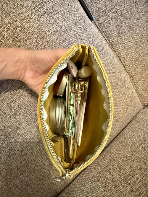 Large Seashell is slim enough to fit in your bag but big enough to hold everything! - customer review photo