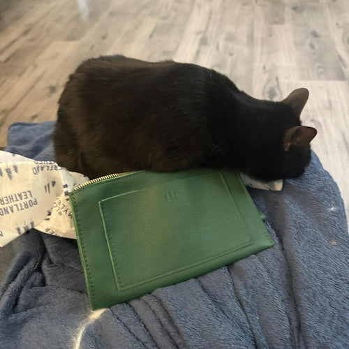 Always looks for a larger clutch and it’s perfectfor a quick trip - customer review photo