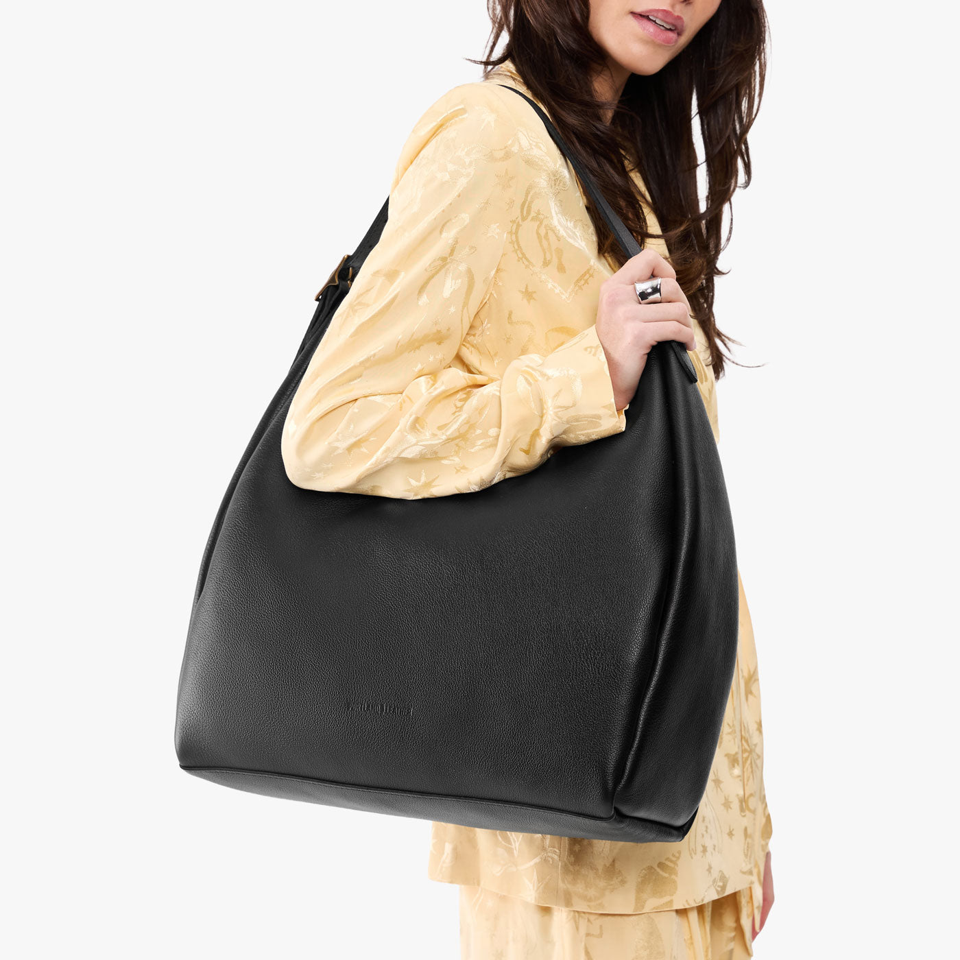 Pebbled--black*Oversized | U-shaped, flat-bottomed leather shoulder bag with adjustable strap