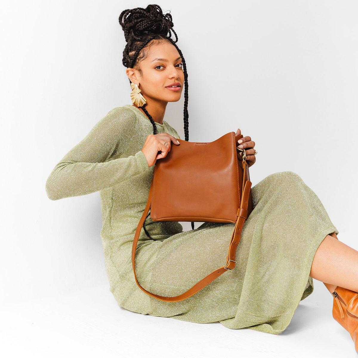  Honey | symmetrical bucket bag with latch closure and removable crossbody strap