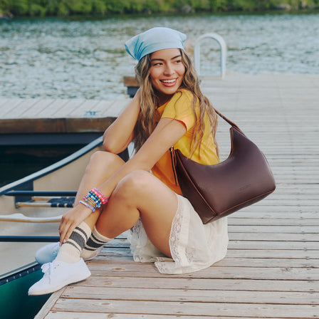 Coldbrew*Medium | U-shaped, flat-bottomed leather shoulder bag with adjustable strap