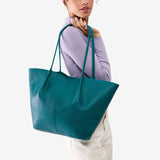 Aquarius Oversized | Model carrying extra wide bucket shaped tote bag with matching leather handles