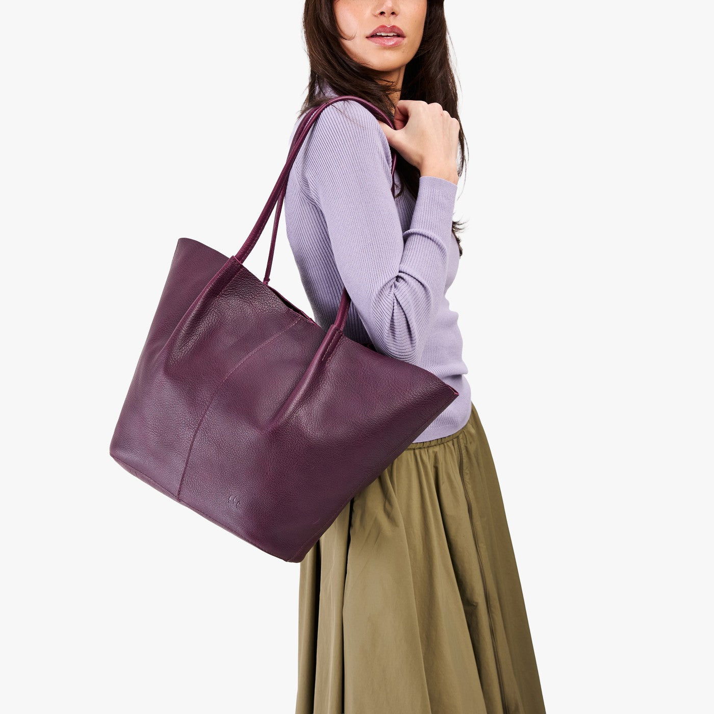 Plum*Oversized | Model holding a  leather tote bag 