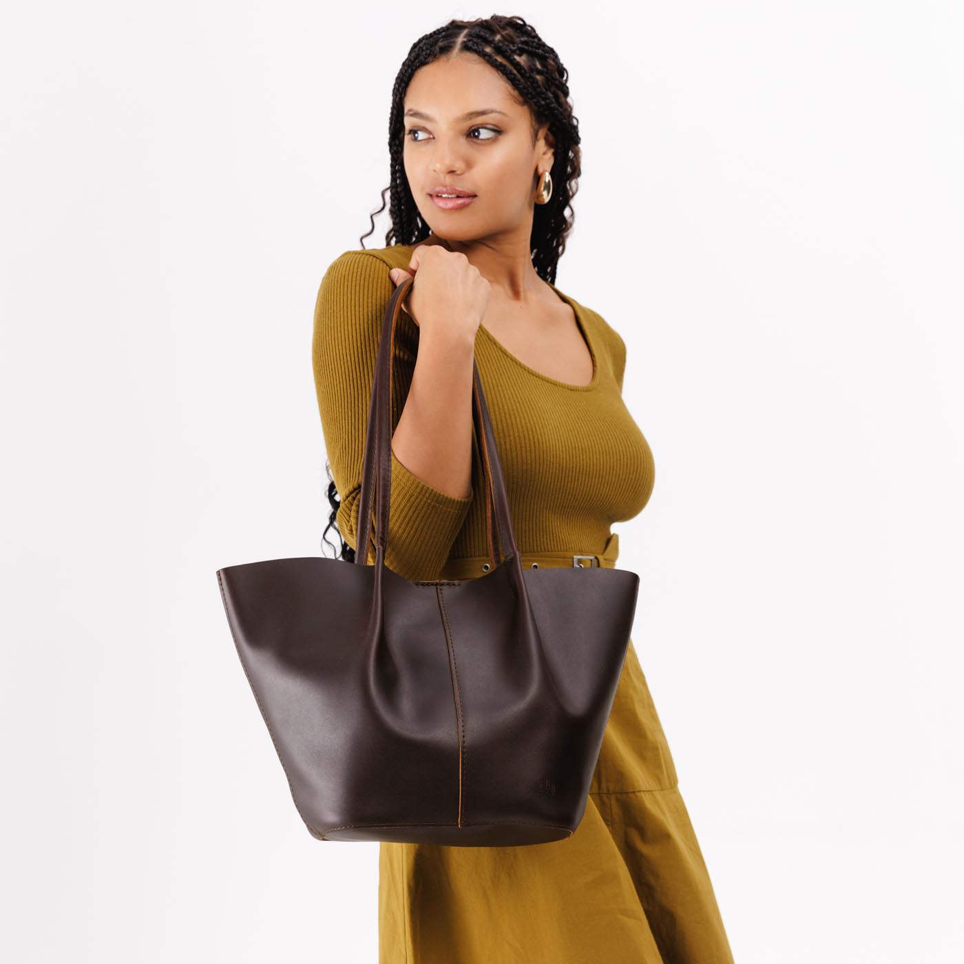 Grizzly*Large | Model carrying bucket shaped tote bag with matching leather handles