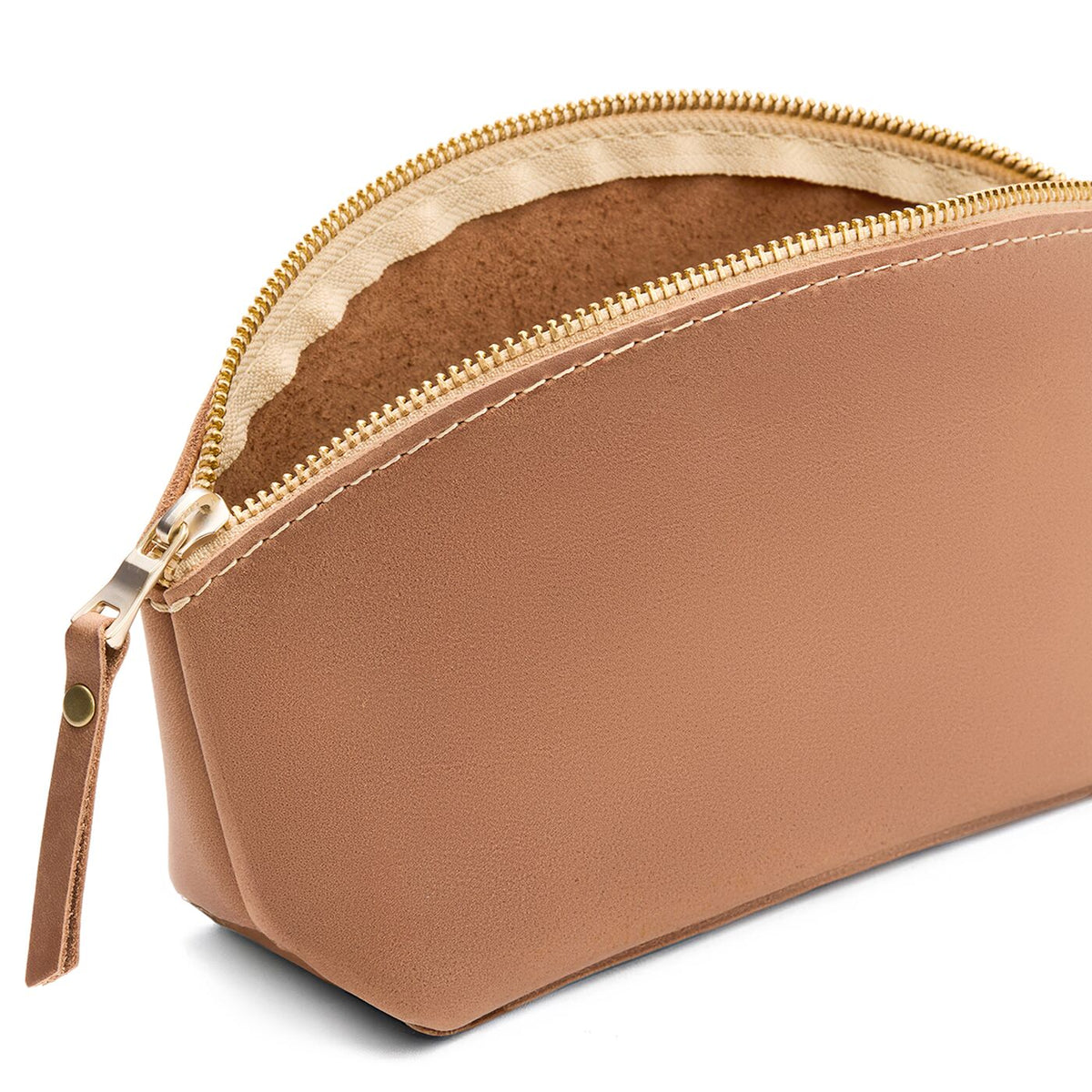 Rodeo*Eclipse | Close-up of spacious leather makeup bag with curved seams and top zipper open