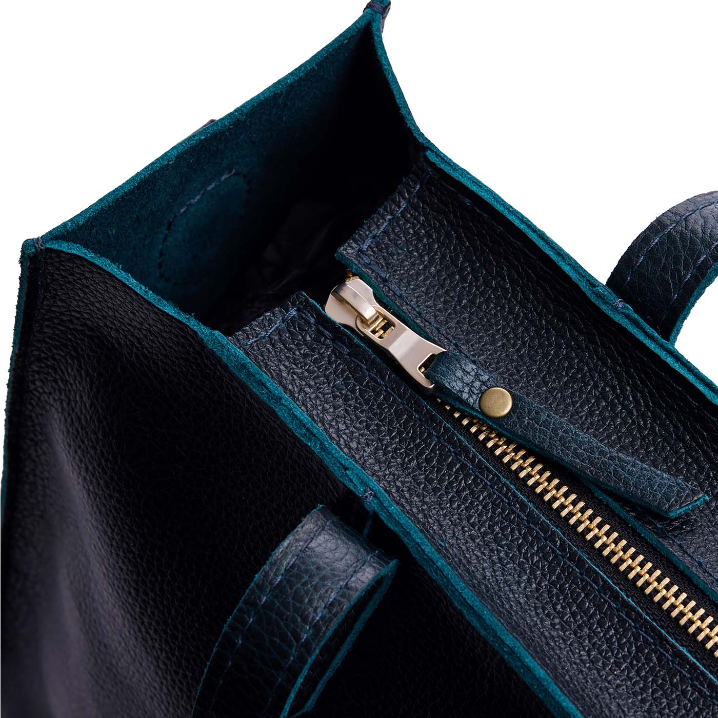 Boreal | Closeup of tote bag's zipper closure
