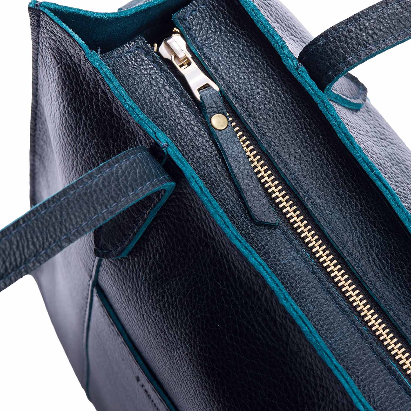 Boreal | Closeup of tote bag's zipper closure