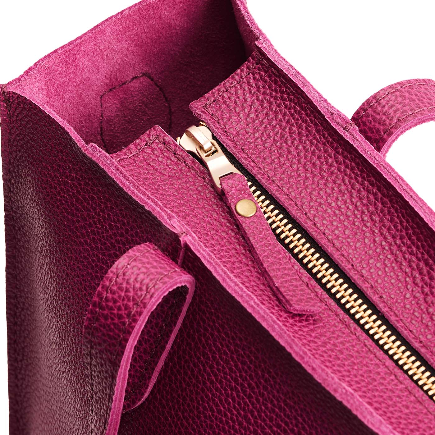 Cosmo | Closeup of tote bag's zipper closure