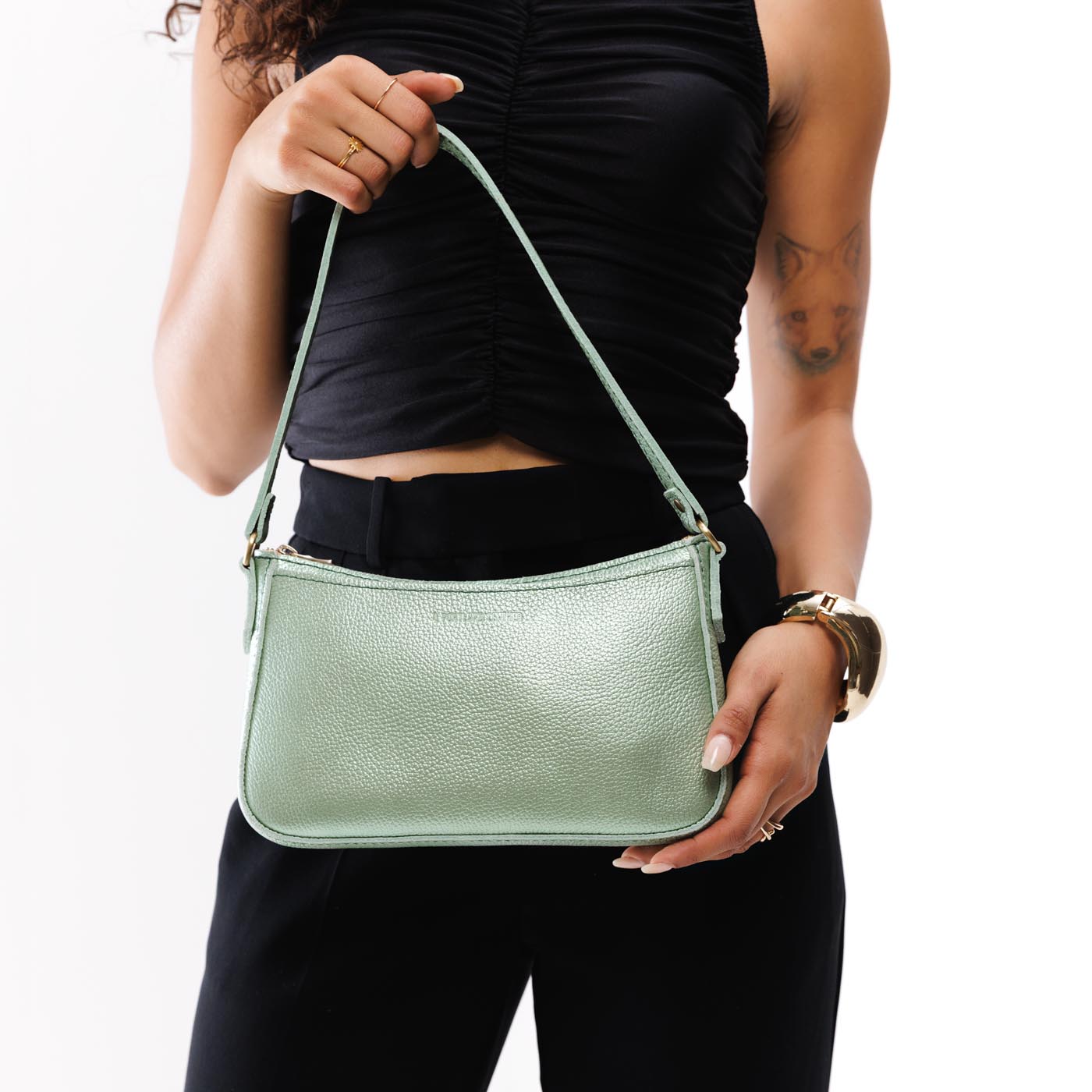 Beetle | Petite bean shaped shoulder bag with a zipper closure