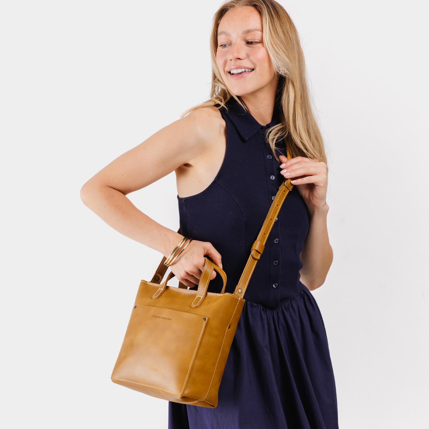 Mango*Zipper | Model wearing crossbody tote bag with zipper closure and front pocket