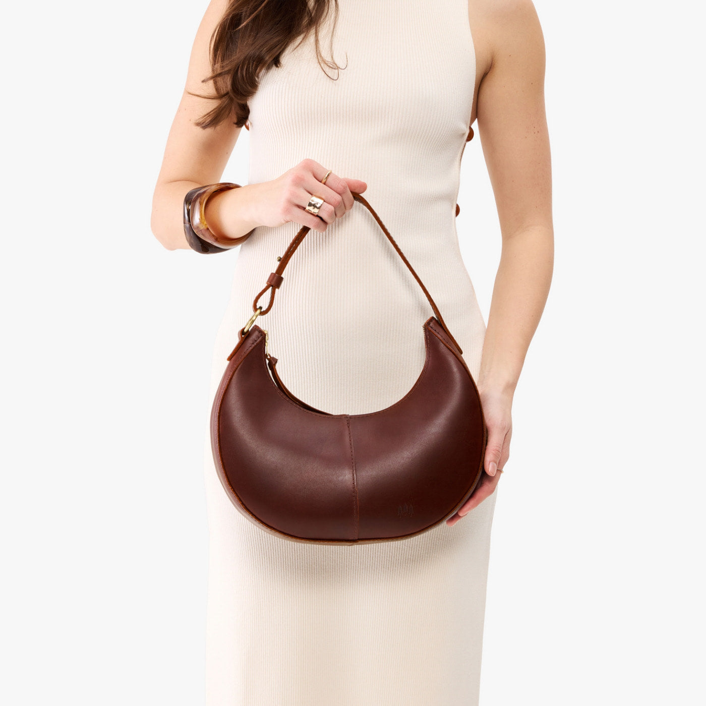 Cognac*Classic | Crescent shaped shoulder bag with zipper closure and adjustable strap