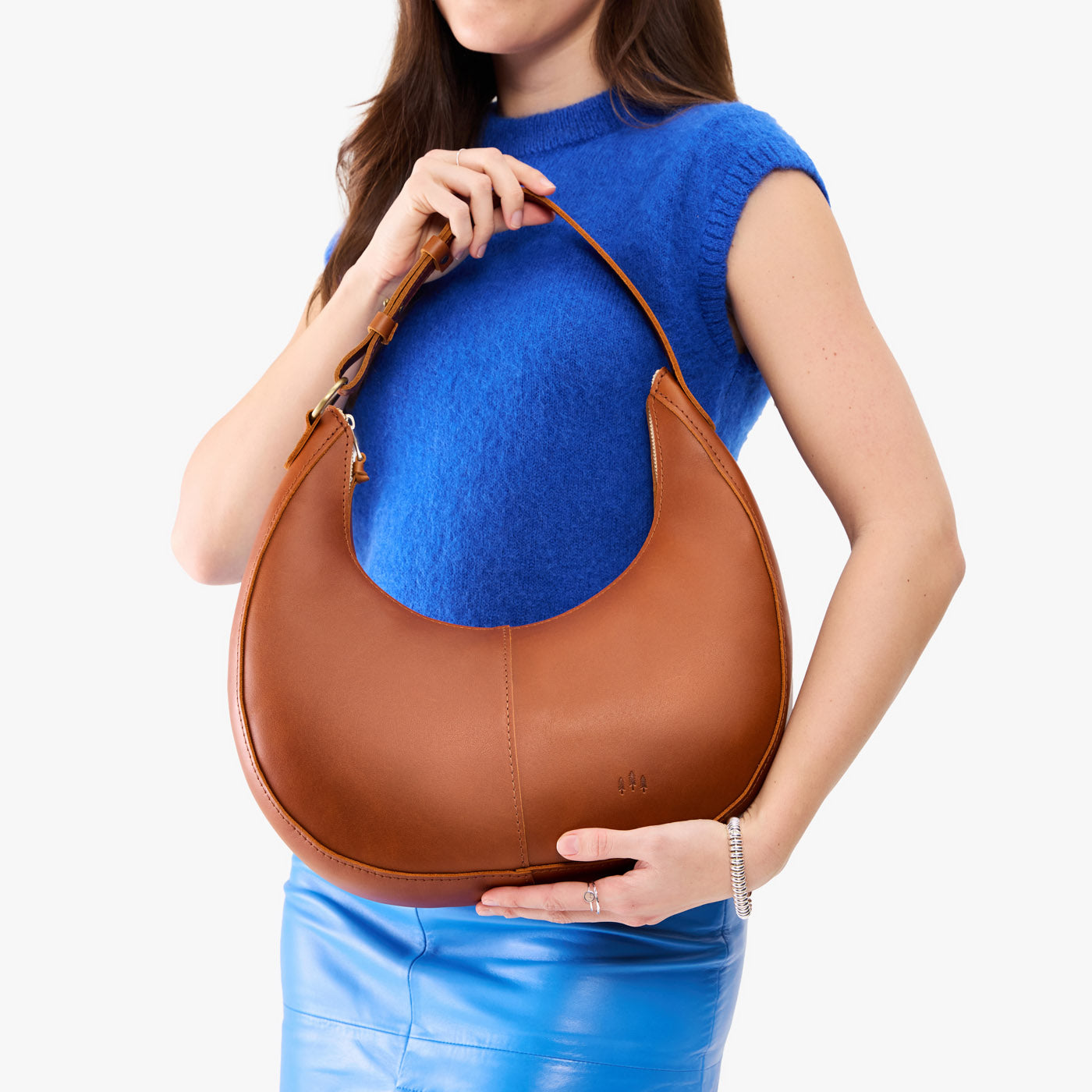 Honey*Large| Crescent shaped shoulder bag with zipper closure and adjustable strap
