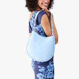 Skyway Medium | Model carrying round leather purse with adjustable shoulder strap