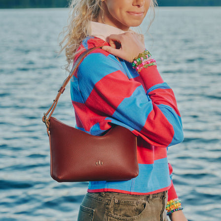 Asheville*Small | Petite slouchy leather shoulder bag with zipper opening and three metal tree emblems