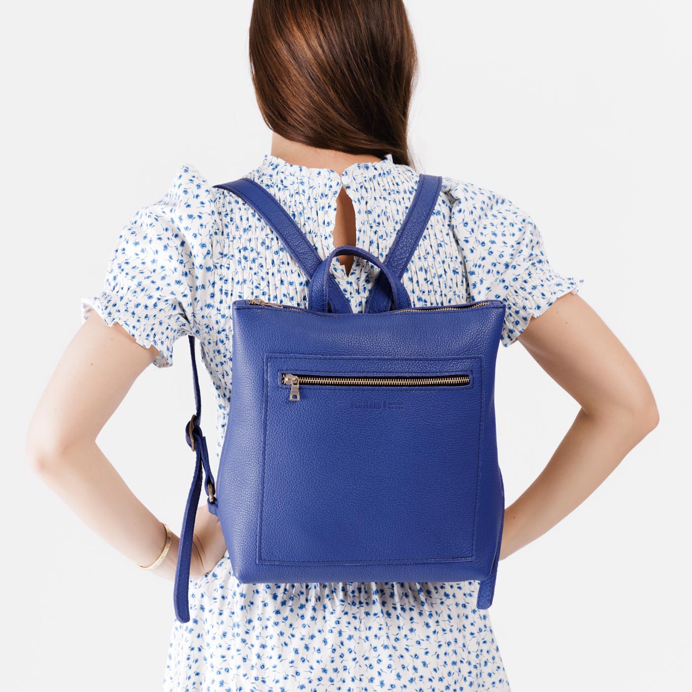 Molino Blue*Classic | Model wearing square slim leather tote backpack