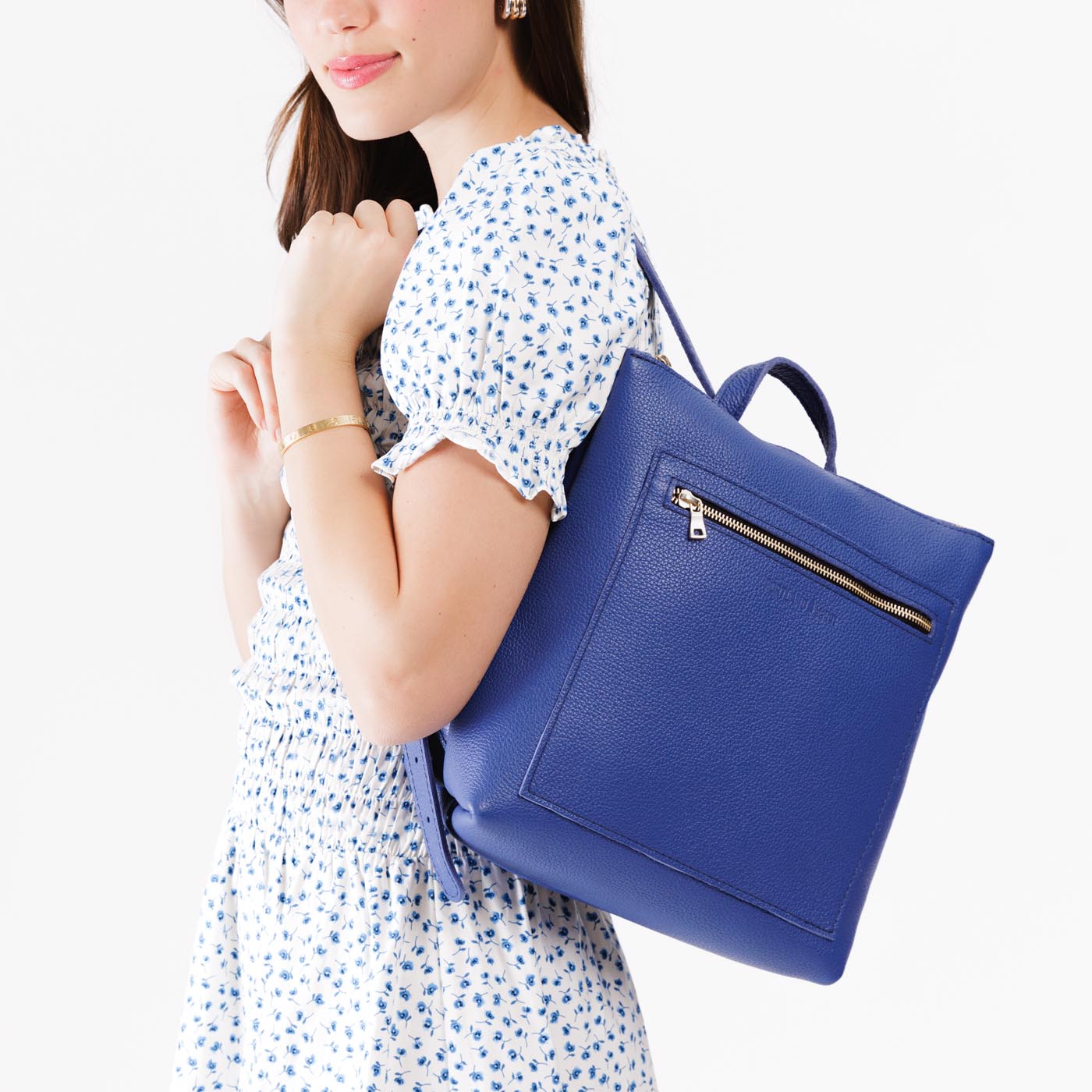 Molino Blue*Classic | Model wearing square slim leather tote backpack